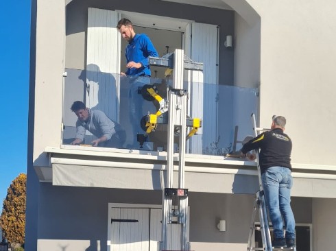 Parapetti in vetro con fissaggio a fascia